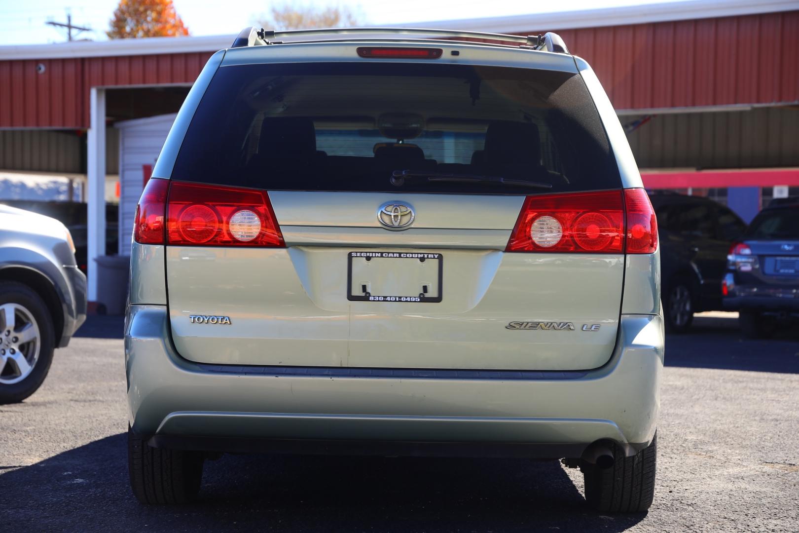 2006 GREEN TOYOTA SIENNA LE 7-Passenger (5TDZA23C66S) with an 3.3L V6 DOHC 24V engine, 5-SPEED AUTOMATIC transmission, located at 420 E. Kingsbury St., Seguin, TX, 78155, (830) 401-0495, 29.581060, -97.961647 - Photo#5